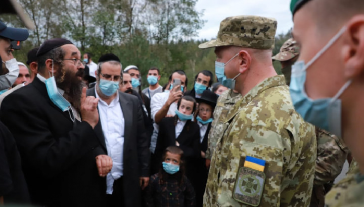 Голова Держприкордонслужби говорить з хасидами, яких не пустили в Україну в минулому році. Фото: dpsu.gov.ua