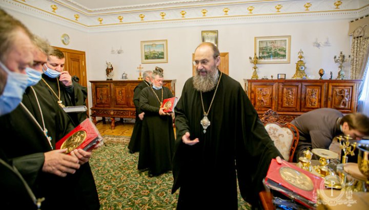 Metropolitan Anthony handed over the necessary church utensils to the parishes affected by the raiding. Photo: Facebook page of the UOC Chancellor