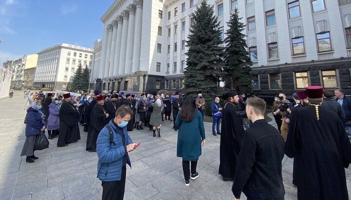 Parishioners of the UOC at the walls of the President's Office. Photo: UOJ