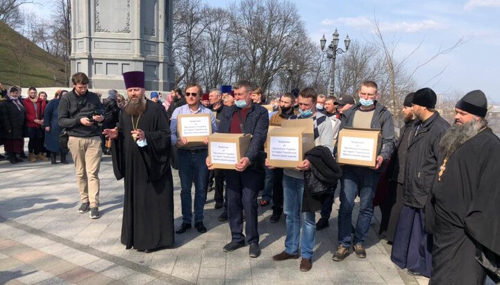 Representatives of the affected communities with signatures to the President. Photo: UOJ