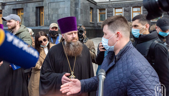 Протоиерей Василий Начев у Офиса Президента в Киеве. Фото: news.church.ua