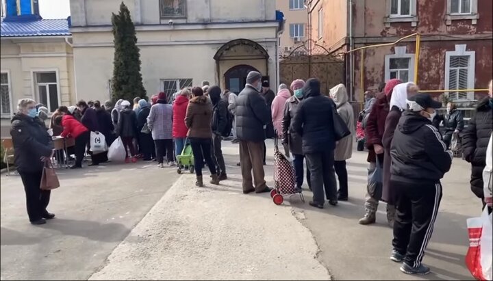 Очередь нуждающихся возле Центр по оказанию социальной и гуманитарной помощи Одесской епархии УПЦ. Фото: скриншот видео с Youtube-канала епархии.