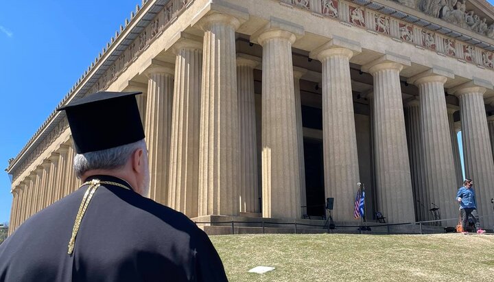 Архієпископ Елпідофор перед Парфеноном в Нешвілі. Фото: facebook-сторінка Orthodox Observer