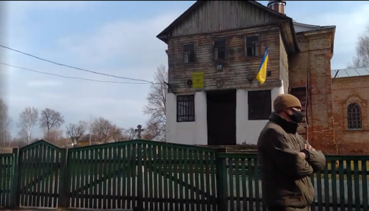 Храм УПЦ в Припутнях захопили прихильники ПЦУ. Фото: скріншот відео з facebook-сторінки Г. Сухаревського