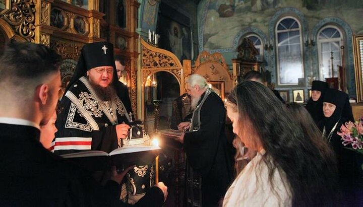 Архиепископ Феодосий совершает постриг в Стеблевском женском монастыре. Фото: cherkasy.church.ua