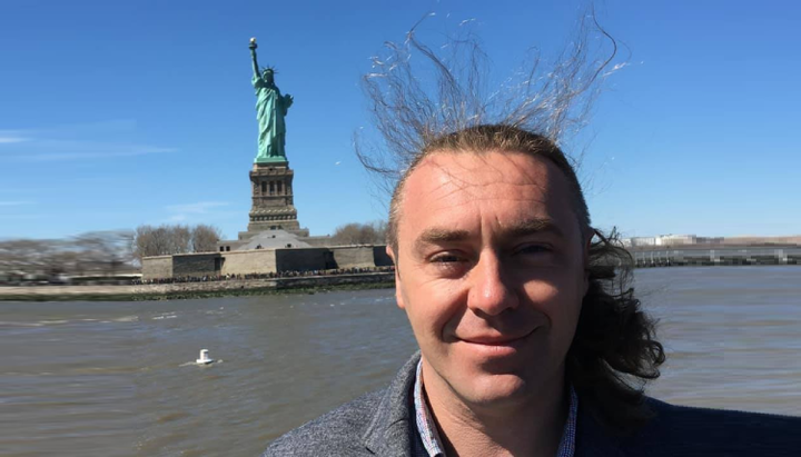 Igor Miroshnichenko in front of the Statue of Liberty. Photo: politician's FB page