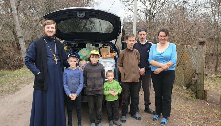 Ієрей Олександр Гладиш з багатодітною родиною. Фото: orthodox.cn.ua