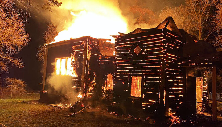 В Кам'янець-Подільській єпархії горів храм Різдва Богородиці. Фото: km.dsns.gov.ua