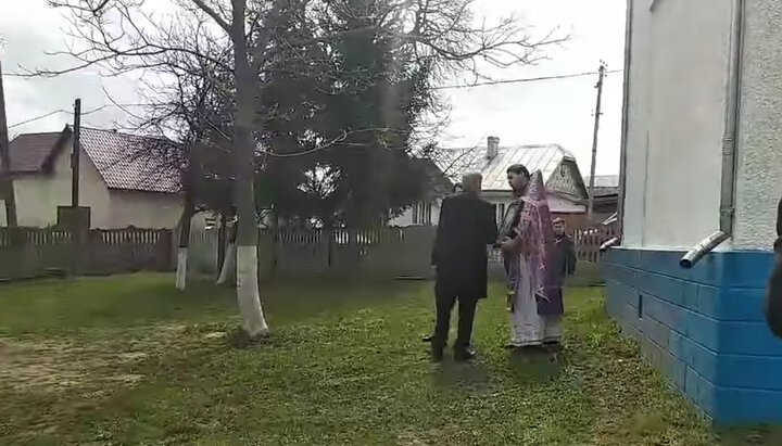 OCU activists demand the keys to the church from the priest of the UOC. Photo: screenshot from the video page facebook.com/mihalcza