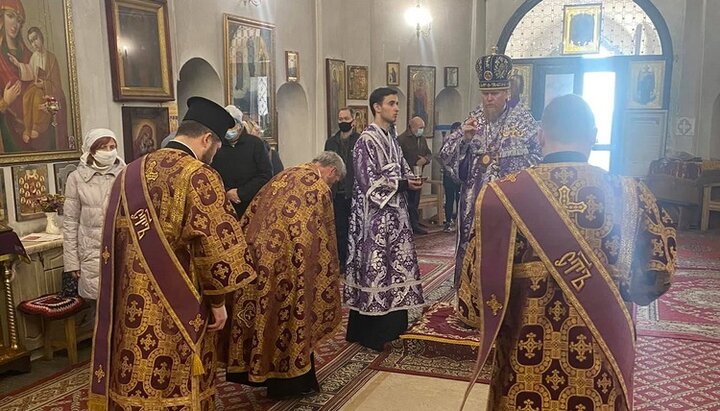 «Богослужіння» в кафедральному соборі ПЦУ Чернігова. Фото: Facebook-сторінка Євстратія Зорі