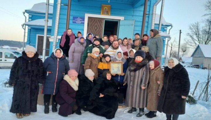 Протоієрей Георгій Кімейчук і громада храму УПЦ святої Параскеви в с. Цвітоха. Фото: Георгій Богданов