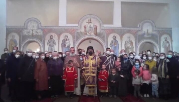 Arhiepiscopul Gheorghe și enoriașii catedralei BOȚCșiS din orașul Kosice (Slovacia). Imagine: screenshot de pe canalul de Youtube Biserica Ortodoxă Ucraineană