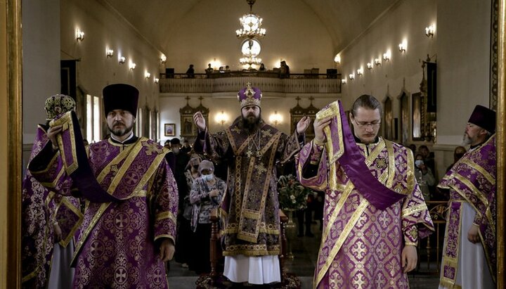 Єпископ Бішкекський і Киргизстанський Даніїл звершує Божественну літургію в Свято-Воскресенському кафедральному соборі Бішкека Фото: pravoslavie.kg