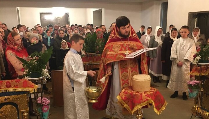 The first service in the new church of the UOC community in Bronytsia. Photo: Nazar Priymak Facebook page