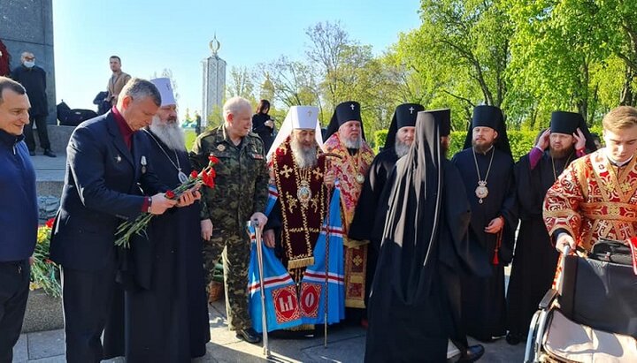 Блаженнейший Онуфрий возле Вечного огня в Парке Вечной Славы в Киеве. Фото: страница Центра информации УПЦ в Facebook.