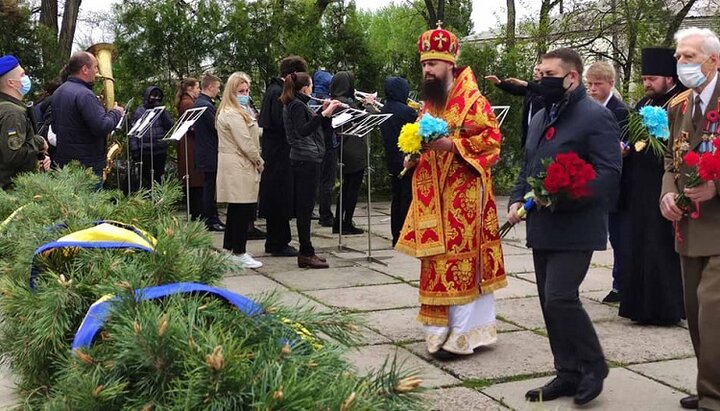 Викарий Северодонецкой епархии епископ Новопсковский Иринарх (Тымчук) возложил цветы у братской могилы «Мемориал Славы» в Северодонецке. Фото: страница Северодонецкой епархии УПЦ в Facebook.