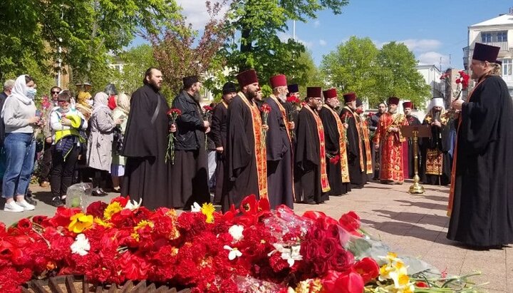 Митрополит Вінницький і Барський Варсонофій (Столяр) і духовенство єпархії біля Вічного вогню у Вінниці. Фото: СПЖ