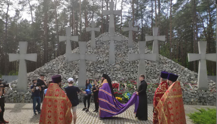 Єпископ Амвросій (Вайнагій) відправив заупокійну літію на братській могилі в Биківнянському лісі. Фото: novomuchenik.org.ua