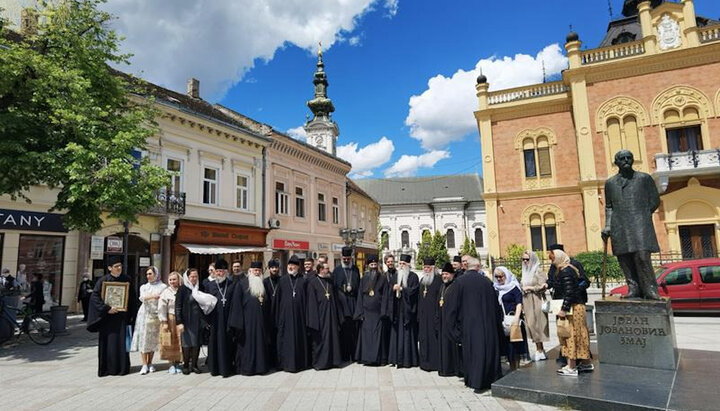 The UOC delegation with the clergy of the Serbian Church. Photo: romfea.gr