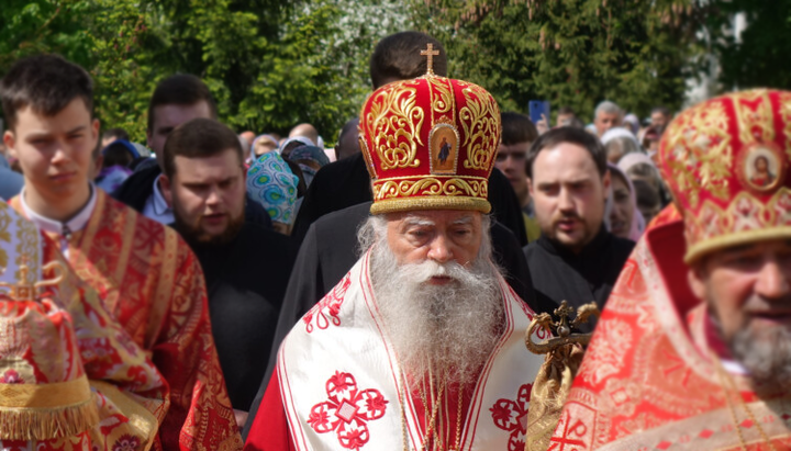 Mitropolitul de Loveci Gavriil (Dinev) în timpul procesiunii Calea Crucii în mănăstirea Mgarsk din cadrul Bisericii Ortodoxe Ucrainene. Imagine: pravoslavie.poltava.ua 