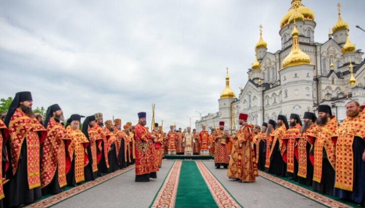 Предстоятель освятил памятник апостолу Андрею в Почаевской лавре