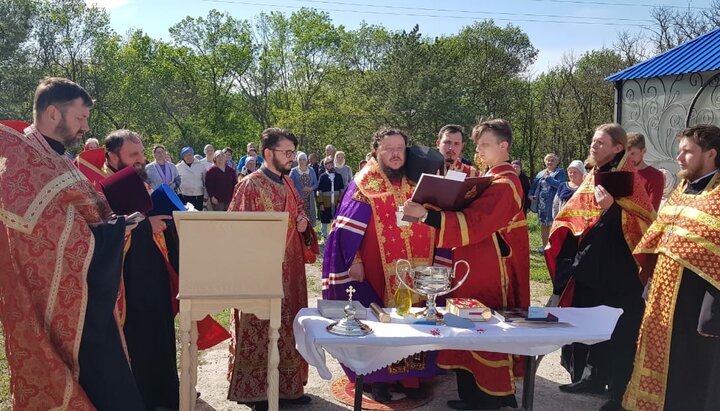 Чин закладки першого каменю та освячення накупольних хрестів єпископом Каллініком у Криму. Фото: crimea-eparhia.ru