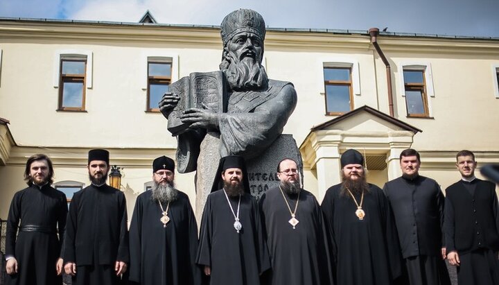 Совместное фото с румынским епископом у памятника святителю Петру Могиле. Фото: kdais.kiev.ua