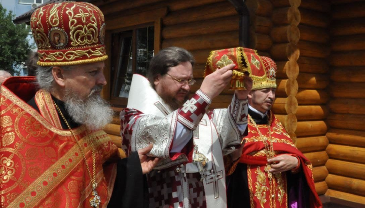 Освящение храма на территории завода «Азот» совершил архиепископ Феодосий. Фото: cherkasy.church.ua