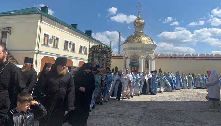 Торжества в честь иконы «Жизнеподательница» в Межиричском монастыре УПЦ. Фото: СПЖ