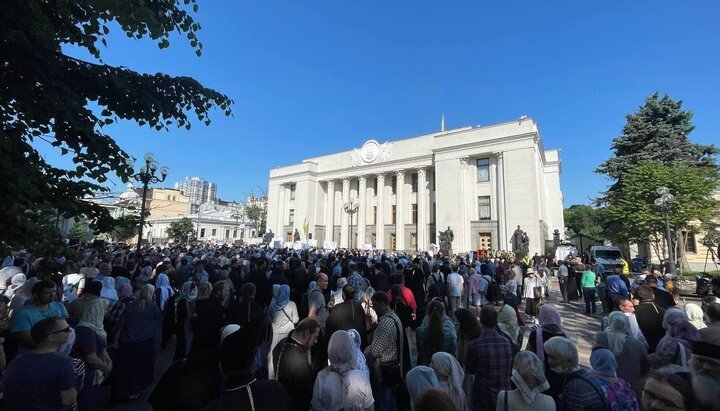 Στάση προσευχής πιστών στο Κοινοβούλιο της Ουκρανίας. Φωτογραφία: vesti.ua