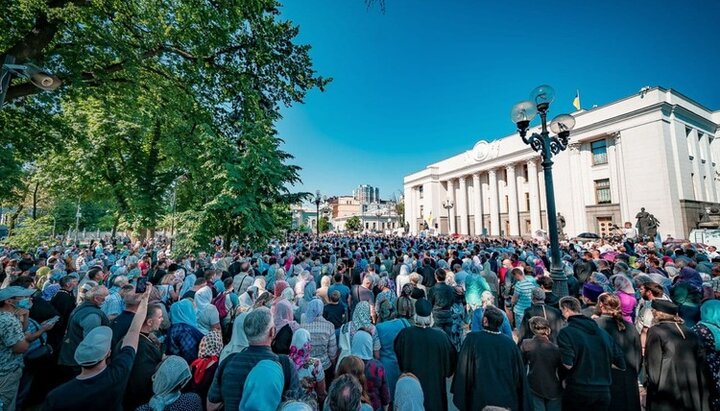 Credincioșii Bisericii Ortodoxe Ucrainene adunați la rugăciunea de la Kiev. Imagine: t.me/upc_news