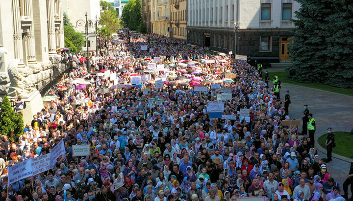 Slujba de rugăciune a credincioșilor Bisericii Ortodoxe Ucrainene la Kiev, 15.06.21. Imagine: UJO