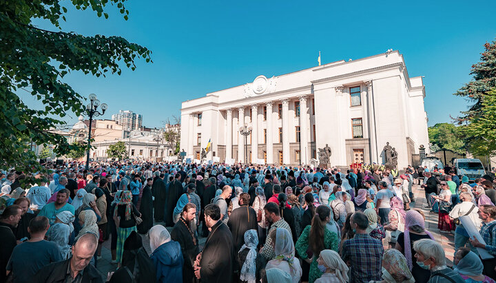 Молитвенное стояние верующих УПЦ у стен Верховной Рады. Фото: news.church.ua