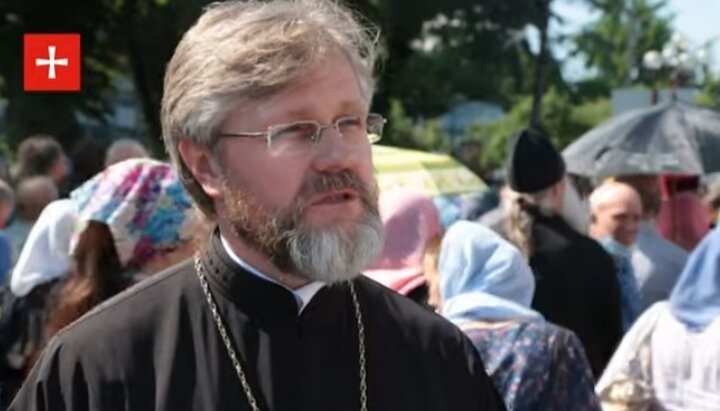 Archpriest Nikolai Danilevich at the prayer standing near the Verkhovna Rada. Photo: a screenshot of the “1Kozak” Youtube channel 