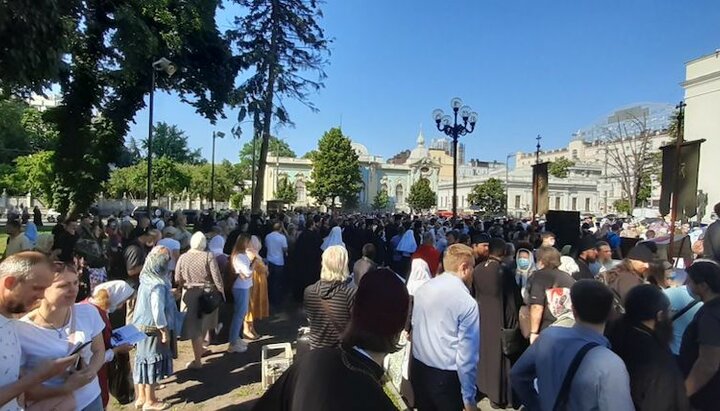 Православные собираются на молитвенное стояние