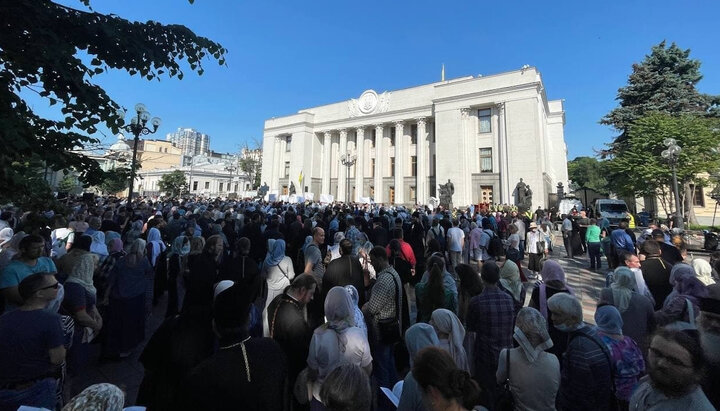 Acțiunea de rugăciune a credincioșilor Bisericii Ortodoxe Ucrainene lângă Rada Supremă din Ucraina. Imagine: vesti.ua