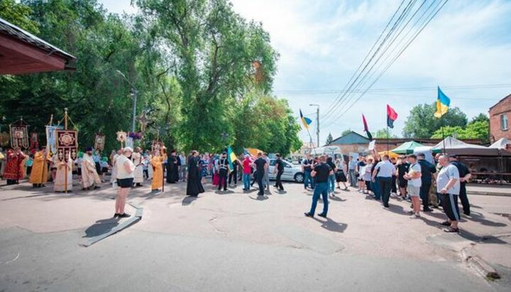 Акція радикалів проти хресного ходу в Ніжині.