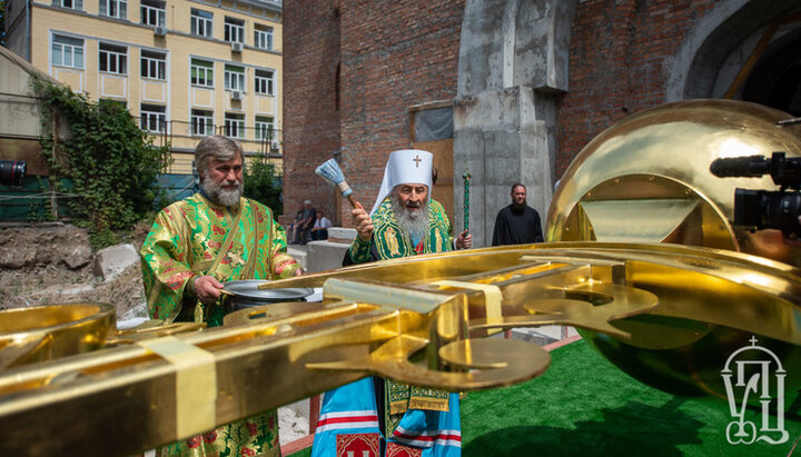 Освящение накупольных крестов возрождаемого Троицкого храма в Киеве. Фото: news.church.ua