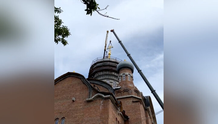 На Свято-Троицкий храм в Киеве установили накупольные кресты