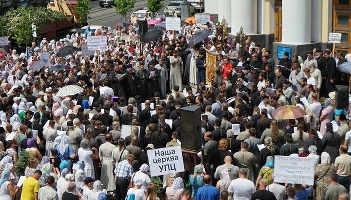 The prayer standing of UOC believers near the Verkhovna Rada. Photo: UOJ