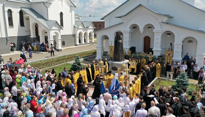 Освящение памятника свт. Иоанну Шанхайскому в Адамовке. Фото: svlavra.church.ua