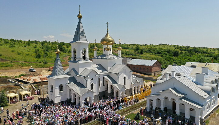 Урочистості в Свято-Іоаннівському скиту в Адамівці, на батьківщині свт. Іоанна Шанхайського. Фото: svlavra.church.ua