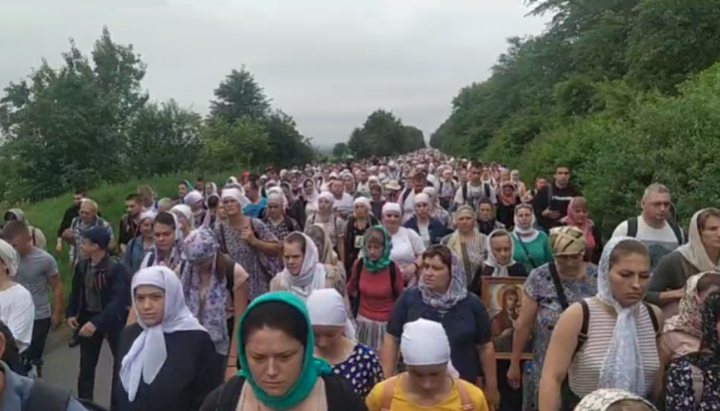 Thousands of believers are taking part in the cross procession to the Kreschatyk Monastery. Photo: screenshot/facebook.com/mihai.grosu.56