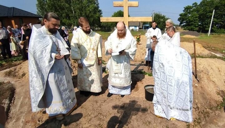 Встановлення хреста та закладення каменю на місці будівництва нового храму УПЦ в селі Серхів Волинської єпархії УПЦ. Фото: сторінка БФ «Фавор» у Facebook.