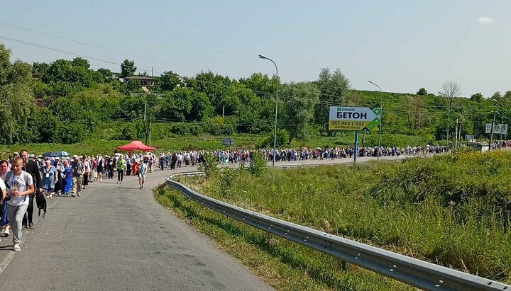 Щорічно в хресній ході з чудотворною іконою Божої Матері «Призри на смирення» беруть участь кілька тисяч прочан УПЦ. Фото: СПЖ