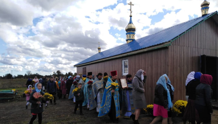 Громада УПЦ у Веселому звершує хресний хід навколо нового храму. Фото: СПЖ