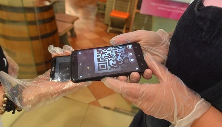 В Москве отменяют систему обязательных QR-кодов для посещения заведений общепита. Фото: news.myseldon.com