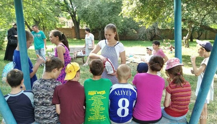 Волонтеры УПЦ с детьми-пациентами Полтавской областной клинической психиатрической больницы. Фото: страница Полтавской епархии УПЦ в Facebook.