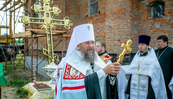 Освящение креста на купол храма в честь прп. Льва Оптинского в Спасо-Преображенском Межигорском мужском монастыре. Фото: страница Митрополита Антония в Facebook.