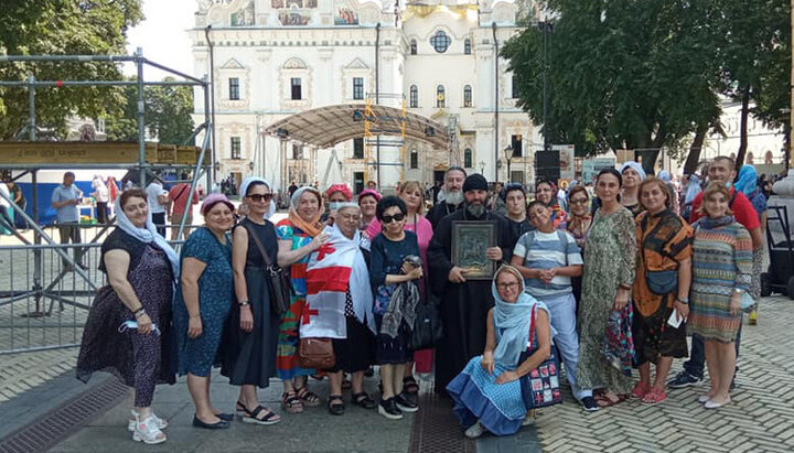 Credincioșii din Georgia au săvârșit un pelerinaj la sfintele mănăstiri din Ucraina. Imagine: pilgrims.in.ua